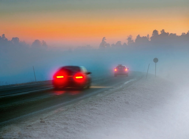Kelininkai perspėja: eismo sąlygas sunkina tirštas rūkas