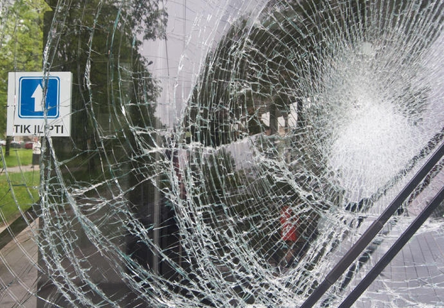 Siaubas keleiviams: Kaune apšaudytas troleibusas 