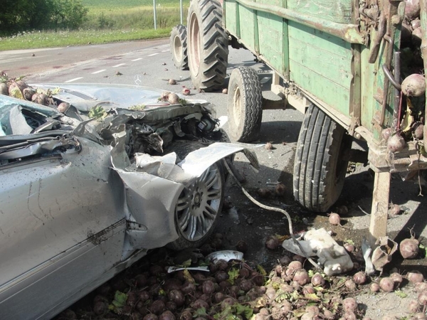 Girta vairuotoja rėžėsi į burokų prikrautą priekabą