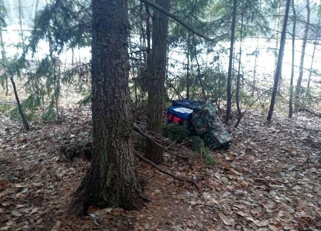 Muitinės kriminalistai miške aptiko rūkalų slėptuvę