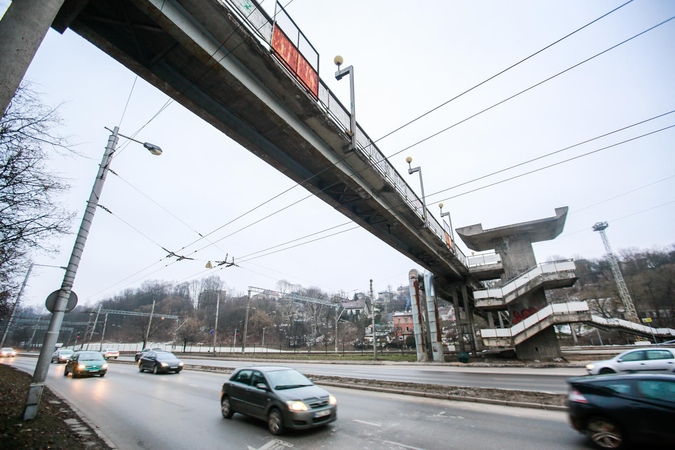 Eismą paralyžiavo nuo tilto byrantis betonas 