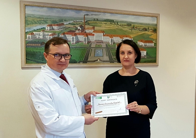 Kauno klinikų generalinis direktorius R. Jurkevičius ir l. e. Nacionalinio transplantacijos biuro direktorės pareigas A. Būziuvienė. 