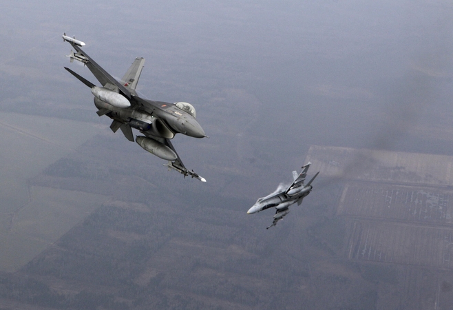NATO naikintuvai penkis kartus lydėjo Rusijos orlaivius