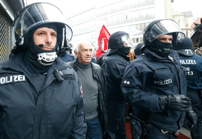 Vokietijoje kilo susirėmimai, sužeistas policininkas