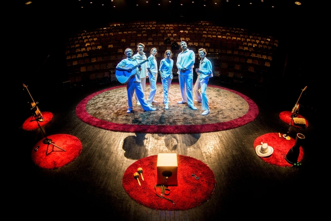 Nerkite į teatro gelmes