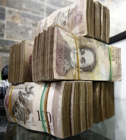 Venesueloje nebeliks 100 bolivarų kupiūros, už kurią galima nusipirkti tik saldainį