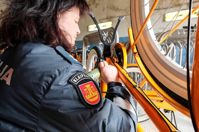 Policija Klaipėdoje pažymėjo 100 oranžinių dviračių