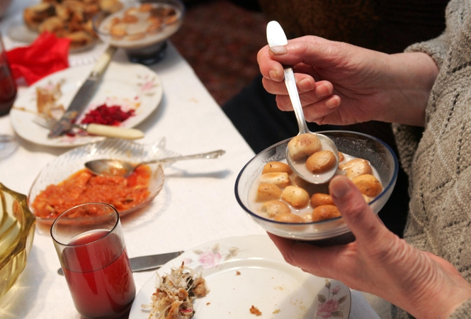 Dvylika patiekalų – į vieną skrandį