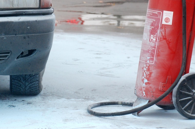 „Akropolio“ aikštelėje liepsnojo automobilis
