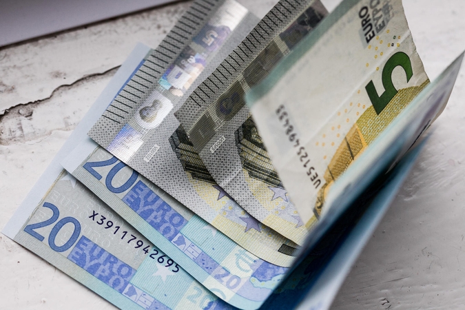 Sukčiumi patikėjusi moteris prarado 2,8 tūkst. eurų
