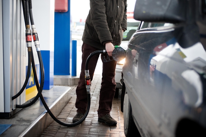 Lietuviai vis dažniau įsigyja benzininius automobilius