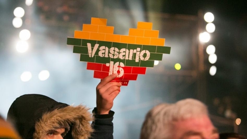 Išradingiausia Vasario 16-osios idėja – vėliava po ežero ledu