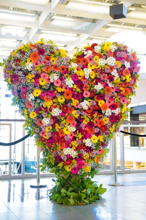 Floristas Lietuvos mamoms padovanojo 400 kg gėlių širdį