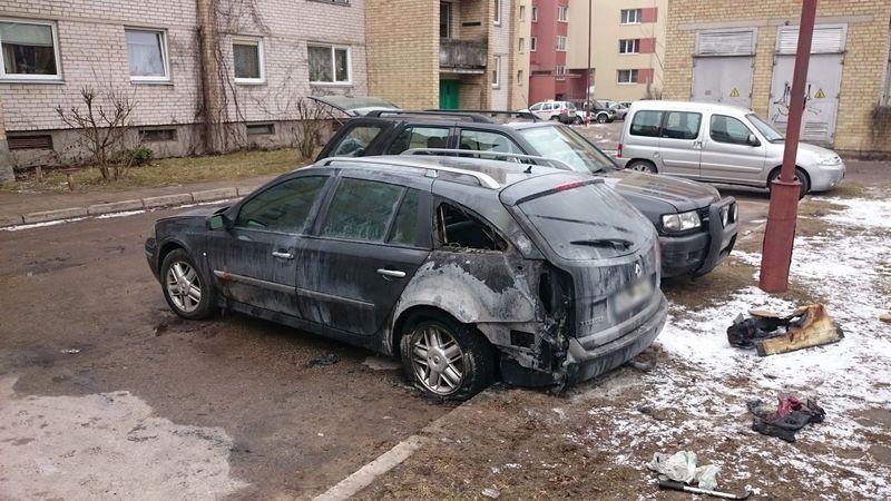 Patruliams teko gesinti degantį automobilį