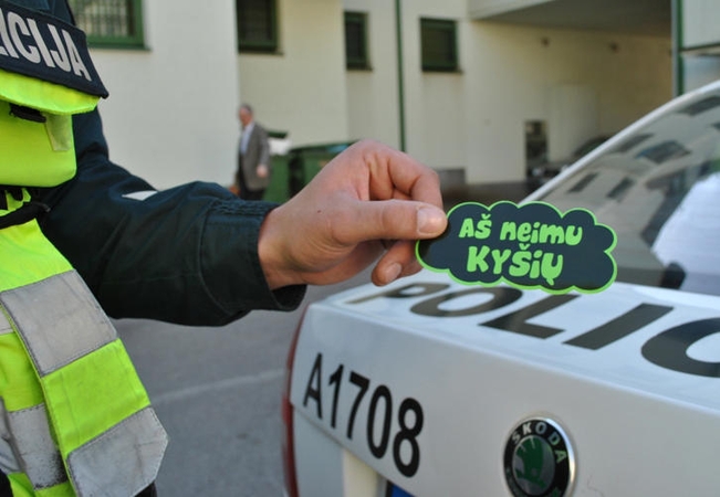Kyšio paprašę patruliai vairuotojui leido nuvažiuoti iki bankomato