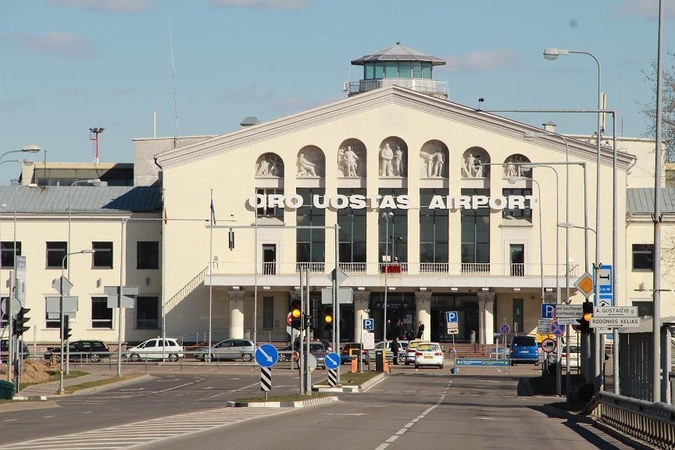 Policija Vilniaus oro uoste siūlo leisti pusvalandį automobilius statyti nemokamai