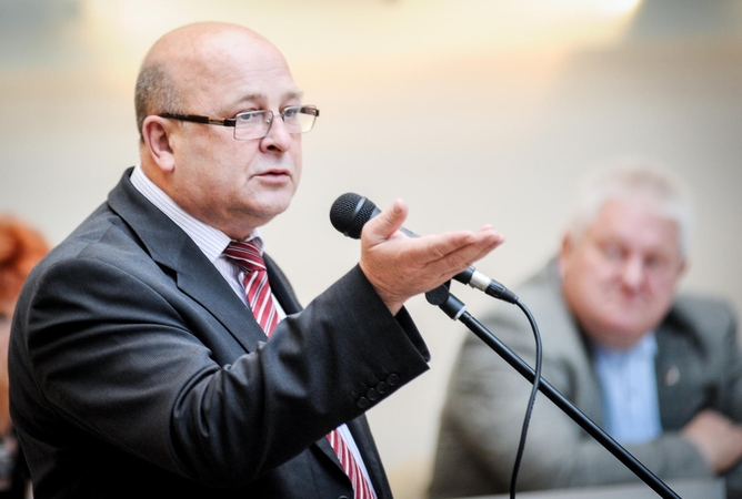 Valdininkų gerovė svarbiau nei duobėti daugiabučių kiemai