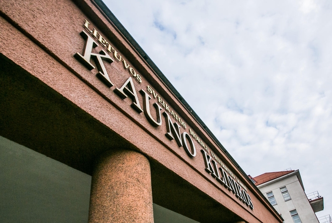 Į Kauno klinikas atvežtas vaikas su stiklo šukėmis sužalotu veidu