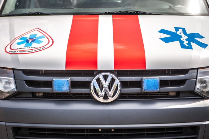 Apgirtęs vairuotojas rėžėsi į medikų automobilį