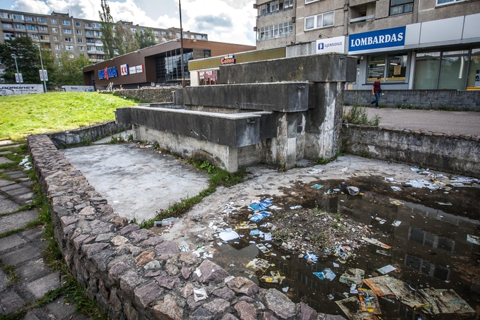 Vietoj žadėtos automobilių stovėjimo aikštelės – apleistas fontanas