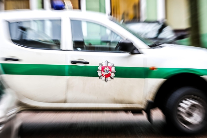 Girta kaip šliurė vilnietė siaubė policijos automobilį