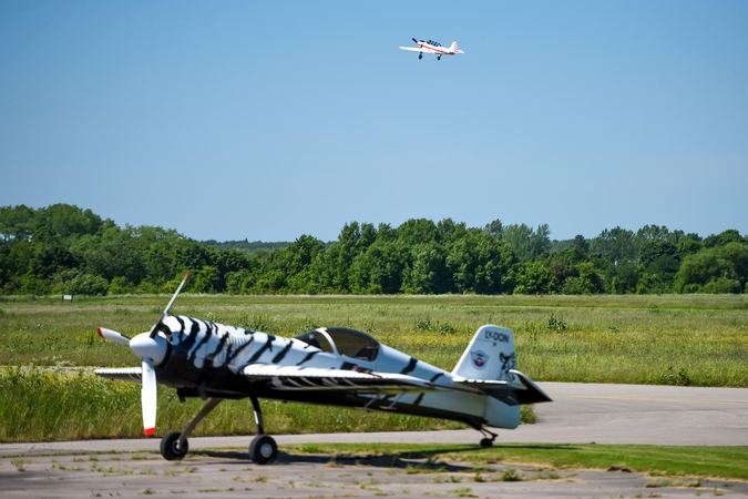 Aerodromo 100-mečio šventėje – kvapą gniaužiantys triukai