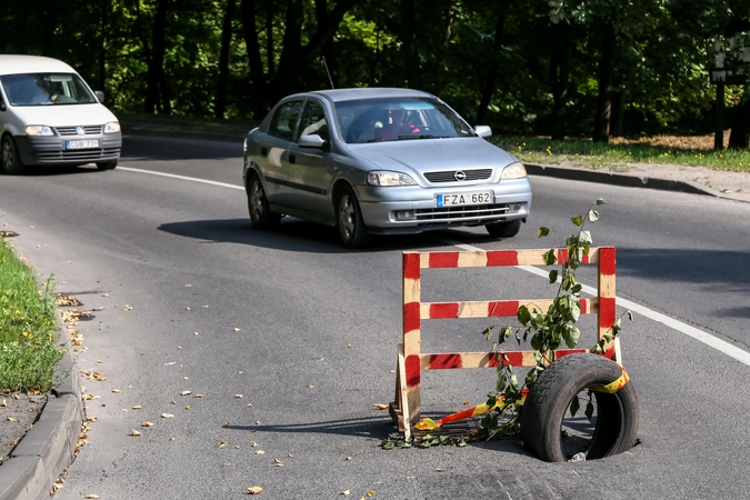 Duobė vos nesukėlė nelaimės