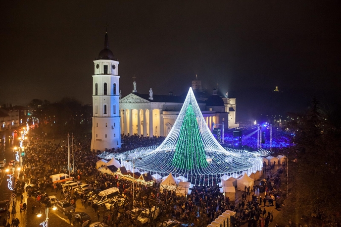 Sostinės širdyje sužėrėjo įspūdinga eglė