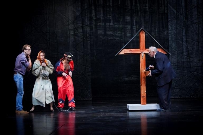 Scena iš spektaklio "Miškinis"