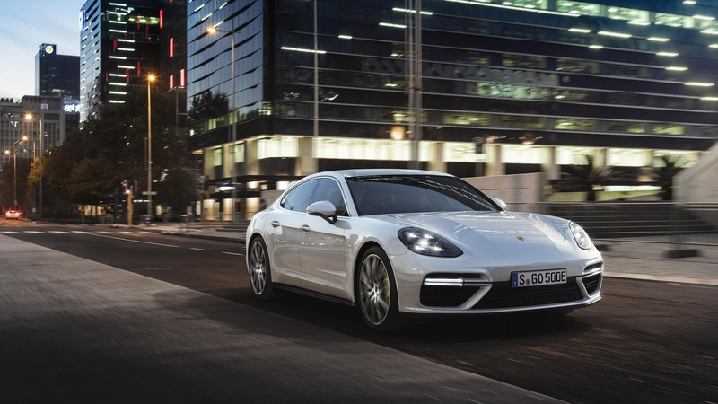 Debiutuoja galingiausias „Porsche Panamera Turbo S E-Hybrid“ modelis