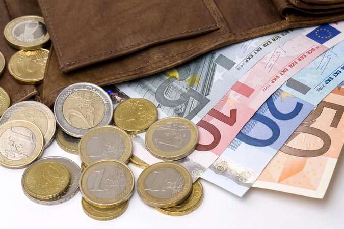 Siūloma kitąmet nekeisti politikų, teisėjų, tarnautojų algos bazinio dydžio