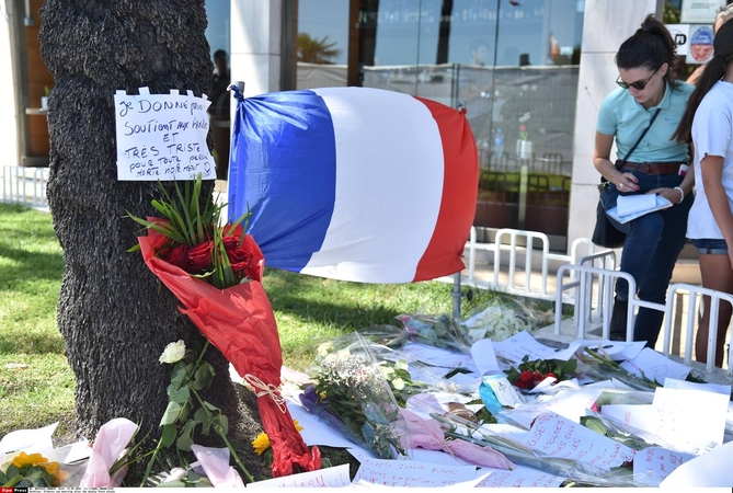 Atsakomybę dėl žudynių Nicoje prisiėmė „Islamo valstybė“ (sulaikyti įtariamieji)