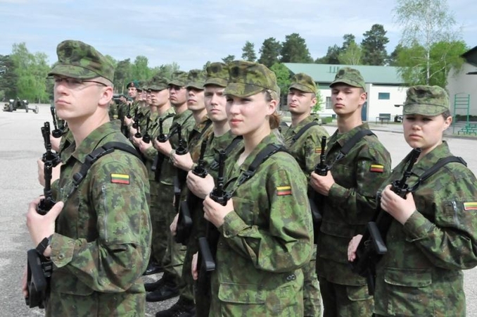 Opozicija kritikuoja sraigtasparnių pirkimą už Sausumos pajėgų lėšas