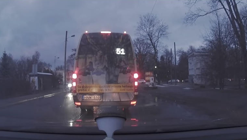 Šiurpiai važiavęs mikroautobuso vairuotojas sulaukė atpildo