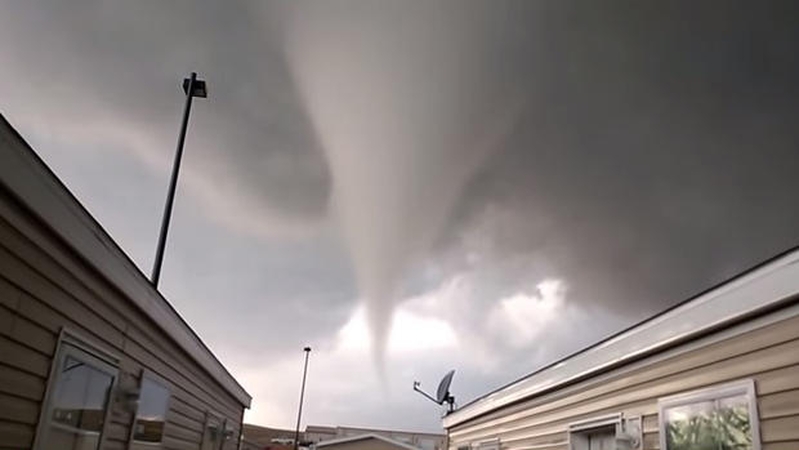 Tornado šėlsmą nufilmavo iš nepaprastai arti ir vos nežuvo