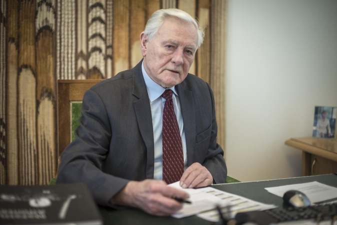 Prezidentas V. Adamkus linki šventes sutikti gerumui atviromis širdimis