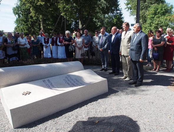 Vandžiogaloje atidengtas suolelis savanoriams