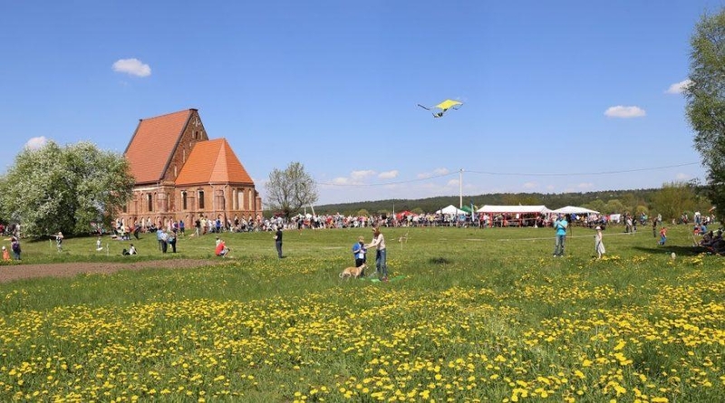 Dangų virš Zapyškio spalvino aitvarai