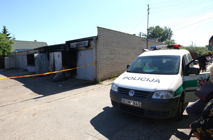 Garažuose nugriaudėjęs sprogimas suniokojo du automobilius