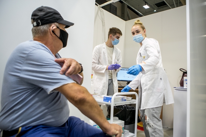 Valdžia siūlo sekti Latvijos pavyzdžiu – leisti nušalinti darbuotoją, atsisakiusį skiepytis