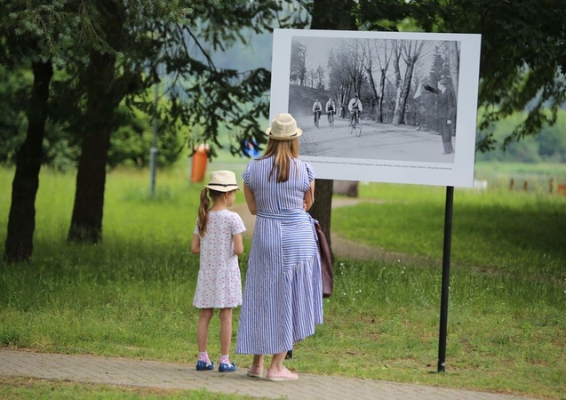 Iš praeities dviratis nuotraukose atriedėjo į nūdieną