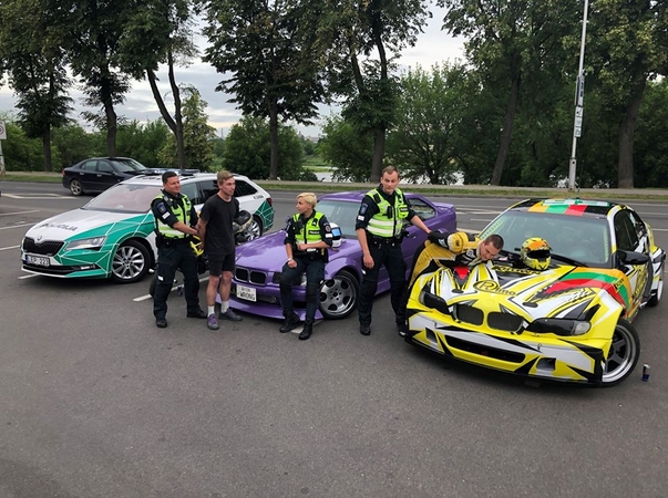 Žiedinėje sankryžoje ties Kauno pilimi vyko nekasdieniški filmavimo darbai
