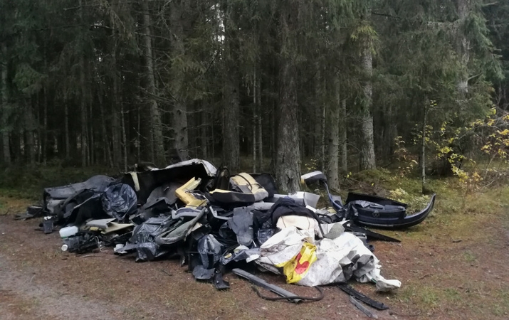 Aplinkosaugininkai nustatė Vilniaus rajono miške automobilių dalis palikusį pažeidėją