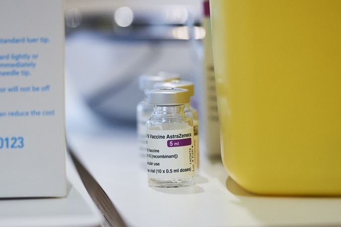„AstraZeneca“ vakcinų likučiai iš atsiliekančiųjų savivaldybių kol kas neperskirstomi