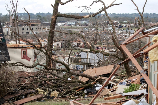 JAV centrinę dalį nusiaubė pražūtingi vėjai ir tornadai, nusinešę mažiausiai 11 gyvybių