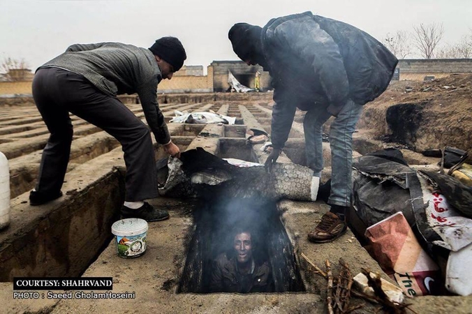 Iraną šokiravo tuščiuose kapuose besiglaudžiančių benamių nuotraukos