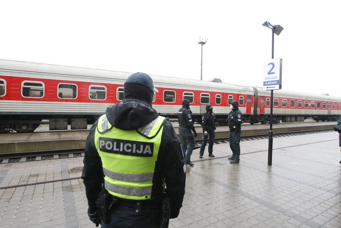 Šventiniu laikotarpiu – griežtesnė keliaujančių tolimais traukinių ir autobusų maršrutais kontrolė