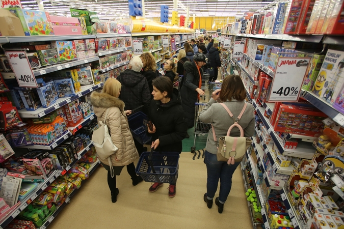 Ekonomistai įspėja: jei gyventojai toliau aktyviai pirks, kainų mažėjimo neverta tikėtis