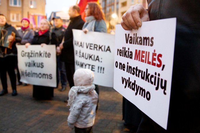 Ministerija: vaiko paėmimas iš tėvų įmanomas tik kraštutiniais atvejais