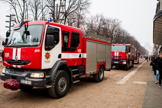 Tikrinti mįslingo kvapo į Laisvės alėją skubėjo nemažos ugniagesių pajėgos